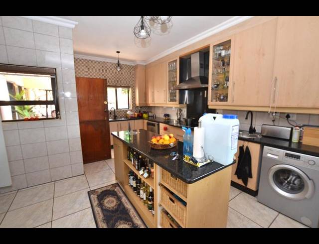 6 BEDROOM HOUSE FOR SALE IN HEUWELOORD